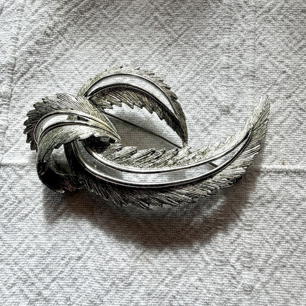 Vintage 1964 Sarah Coventry "Feathered Fashion" silver-tone brooch Pin